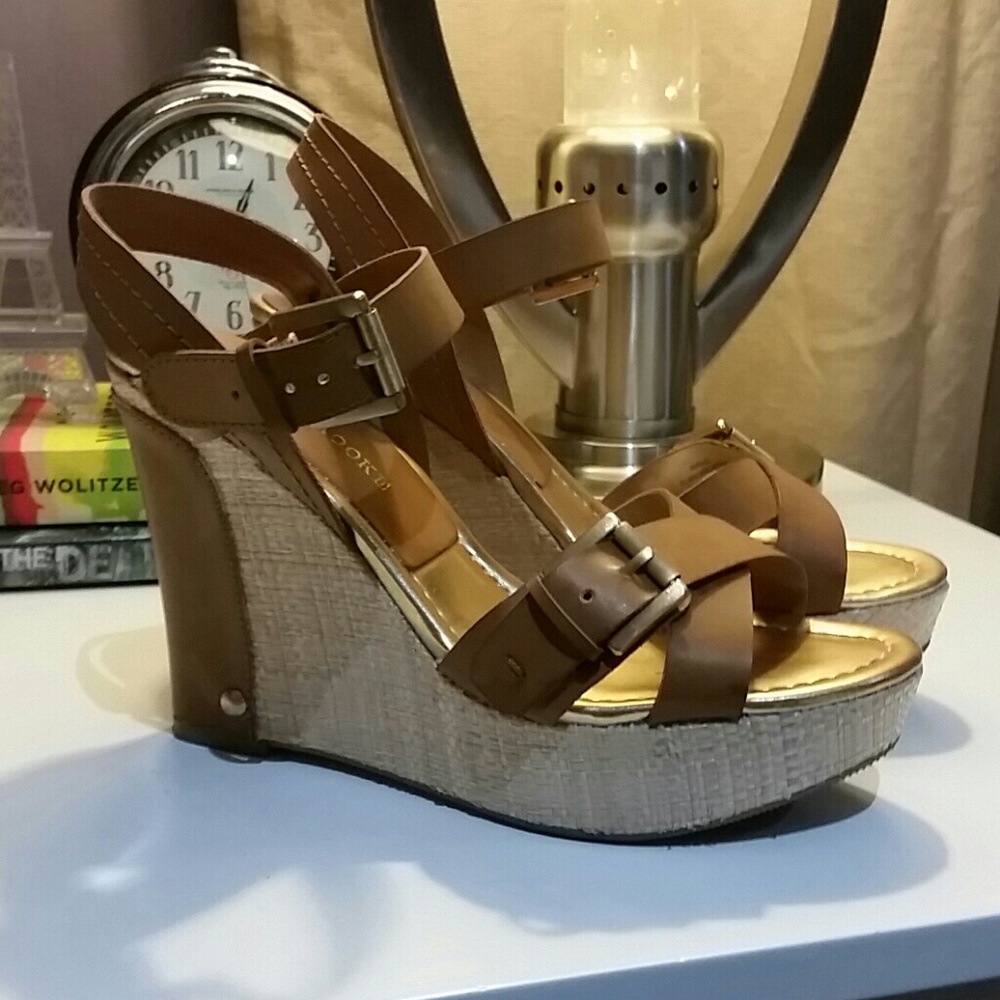 Light brown wedges